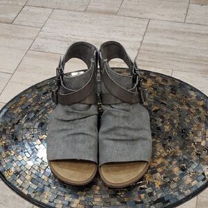 Blowfish Malibu Gray Fabric Cross Strap Side Zip Sandals Size 7.5M